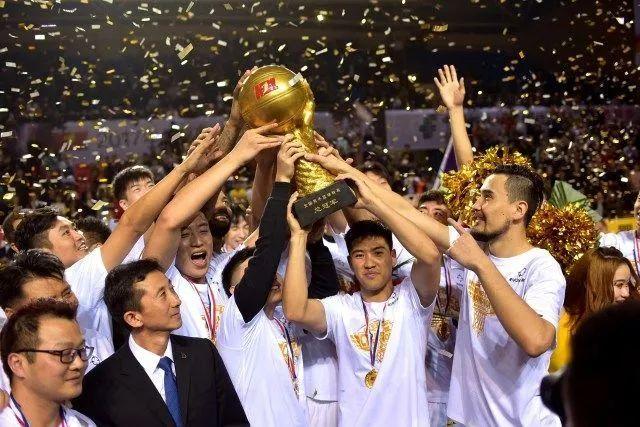 上赛季五大联赛中场球员传球成功率：德容94.2%最高 维蒂尼亚第二