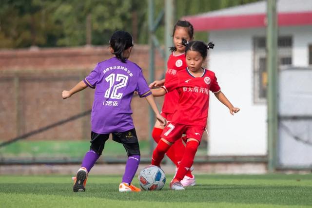 客场桌子太小 阿苏埃与米内罗挤着拍照