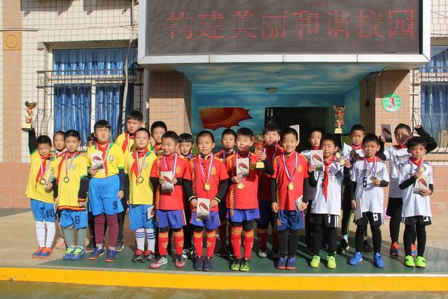 记者：费内巴切派人与莱奥律师会面，球员仍犹豫是否去土超踢球